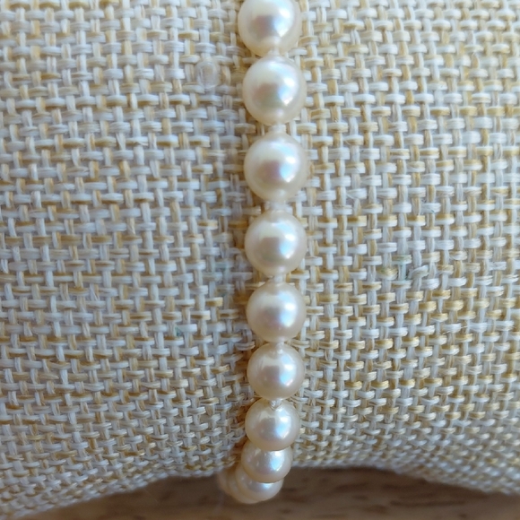 Elegant Cream Pearl Bracelet - Picture 3 of 4